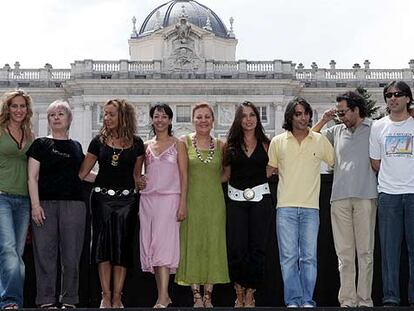 De izquierda a derecha, la más joven, María Toledo; la directora de Los Veranos de la Villa, Mora Apreda; Ginesa Ortega; Belén Maya; Carmen Linares; Mari Paz Lucena; Antonio Pitingo; Pepe Maya, y Agustín Carbonell.