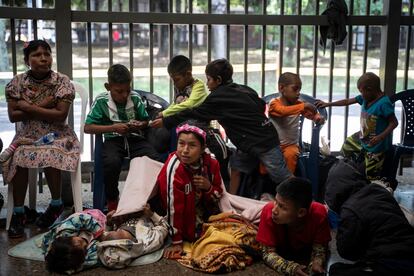 Indígenas Embera La Meseta, este lunes en la estación de El Salitre (Bogotá).