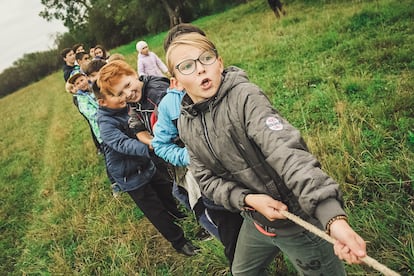 Unos niños juegan a tirar de la cuerda.