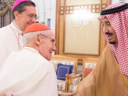 El cardenal Jean-Louis Tauran saluda al rey Salmán, este miércoles en Riad.