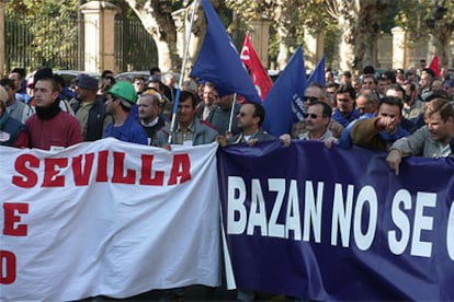 Cabecera de la manifestación que realizaron ayer trabajadores de Izar en Sevilla y San Fernando en la capital hispalense.