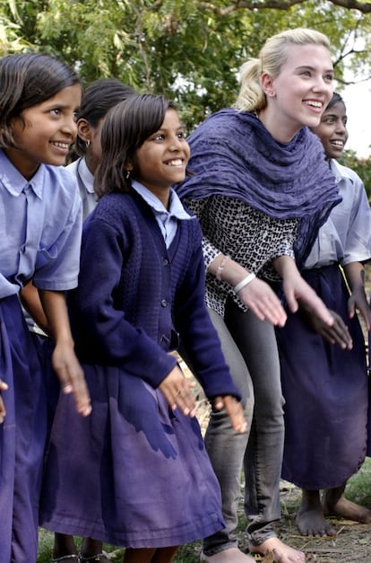 En 2005, Johansson se convirtió en embajadora de Oxfam de Naciones Unidas. Una distinción de la que resignó en 2014 después de su polémico fichaje con una empresa israelí. La intérprete se convirtió en la imagen de Sodastream, una máquina de zumos cuya factoría estaba en una colonia de Cisjordania: suelo ocupado palestino. En la imagen, durante una visita a una escuela en India en 2007.