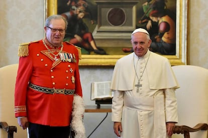 Francisco junto al exGran Maestre de la Orden de Malta, Matthew Festing.