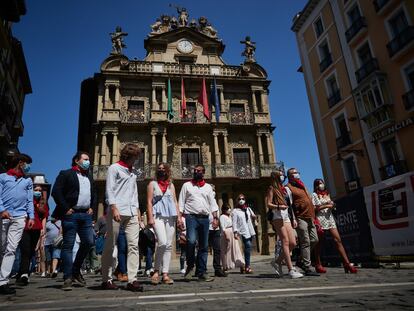 La cabeza de la manifestación navarra, a su paso por el Ayuntamiento de Pamplona.