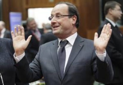 El presidente francés, François Hollande, gesticula al inicio de la cumbre de la Unión Europea en la sede del Consejo Europeo en Bruselas, Bélgica, hoy, jueves 13 de diciembre de 2012.