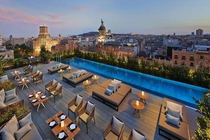 El Mandarin Oriental de Barcelona reabre sus puertas el próximo 12 de marzo después de un cierre temporal debido a las restricciones relacionadas con el coronavirus. El hotel vuelve con una oferta gastronómica, dirigida por Carme Ruscalleda para el restaurante Blanc, donde se han diseñado dos opciones de menús: el menú de Carme, pensado para aquellos que quieren darse un capricho a diario, y Domingos con Carme, dónde se ofrecerán platos tradicionales de la reconocida chef, como sus canelones. A la reapertura de Blanc, se sumará la de Moments, el restaurante con dos estrellas Michelin, que también dirige Ruscalleda con su hijo Raül Balam. El otro pilar del hotel es su spa. La cadena hotelera inaugurará en breve el hotel Ritz de Madrid.