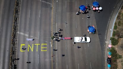 Miembros de la Coordinadora Nacional de Trabajadores de la Educación bloquean el paso vehicular en Circuito Interior, en Ciudad de México, el 16 de mayo 2025.