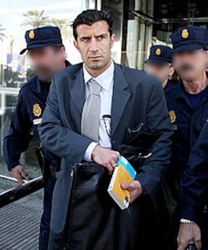 Figo, ayer, a su llegada a Barcelona.