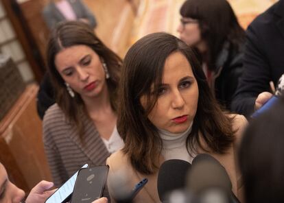 La secretaria general de Podemos, Ione Belarra, el 14 de diciembre en el Congreso. Detrás, Irene Montero.