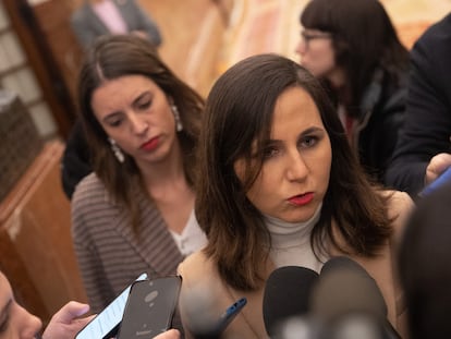 La ministra de Derechos Sociales y Agenda 2030, Ione Belarra, ofrece declaraciones a los medios, a su salida de una sesión plenaria en el Congreso de los Diputados, a 14 de diciembre de 2022, en Madrid (España). El PP ha aprovechado la sesión de control al Gobierno en el Pleno del Congreso para pedir explicaciones al ministro de la Presidencia, por la contratación del marido de la vicepresidenta Nadia Calviño en Patrimonio Nacional. El fichaje de Ignacio Manrique de Lara como coordinador de Marketing de Patrimonio Nacional ya desató criticas hace una semana cuando el diario 'El Mundo' dio a conocer la noticia. Además, el Congreso vota hoy una propuesta del PP para convertir a España en el ‘hub’ de gas del sur de Europa y otra propuesta para congelar los peajes de autopistas gallegas en 2023.
14 DICIEMBRE 2022;CALVIÑO;PATRIMONIO;SESIÓN DE CONTROL;CONGRESO;MARIDO;PATRIMONIO
Eduardo Parra / Europa Press
14/12/2022