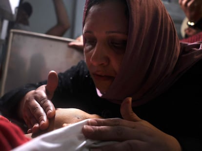 Una madre palestina toca el cadáver de su hijo en un hospital del norte de la Franja de Gaza, este lunes.
