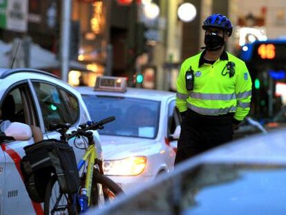 Un agente de movilidad vigila el tr&aacute;fico durante uno de los d&iacute;as de alta contaminaci&oacute;n en Madrid.