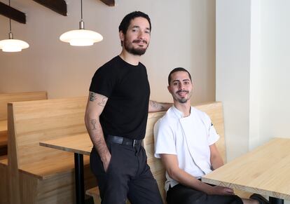 Daniel Jiménez y Francisco Madina, en Watts Cantina, en el barrio de la Latina. 