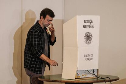 Marcelo Freixo, candidato do PSOL à prefeitura do Rio, vota no primeiro turno. Ele aparece em segundo nas pesquisas.