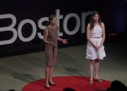 Las hermanas ofreciendo una charla sobre su experiencia.