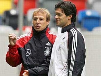 Jürgen Klinsmann intercambia impresiones con Ballack en un ensayo.