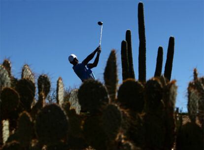 Tiger Woods golpea la bola en la primera jornada del Match Play de Arizona.