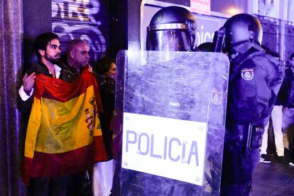 Policías andisturbios disuelven la concentración contra la Amnistía, este miércoles en la calle Ferraz de Madrid. 
