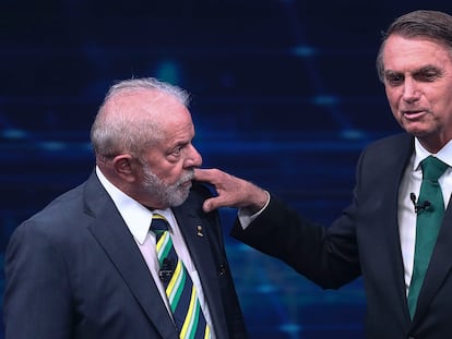 Lula da Silva (i) y Jair Bolsonaro (d) en el primer debate presidencial de cara a la segunda vuelta de las elecciones,  el 16 de octubre en en la sede de televisión Bandeirantes.