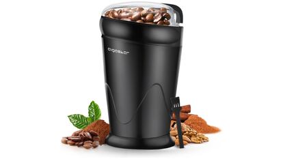 El molinillo de café eléctrico Aigostar rinde hasta 12 tazas de café por cada molienda.