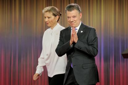 El presidente de Colombia, Juan Manuel Santos junto a su esposa, María Clemencia Rodríguez (i),en declaraciones a la prensa en la Casa de Nariño de Bogotá (Colombia). Santos, dijo hoy que recibe el Premio Nobel de Paz "en nombre de todos los colombianos" y especialmente de "los millones de víctimas" del conflicto armado de 52 años que ha padecido su país.