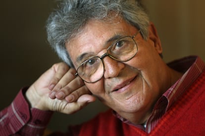 Juan Arias, escritor y periodista, en una imagen de archivo de 2008 en la redacción de EL PAÍS.