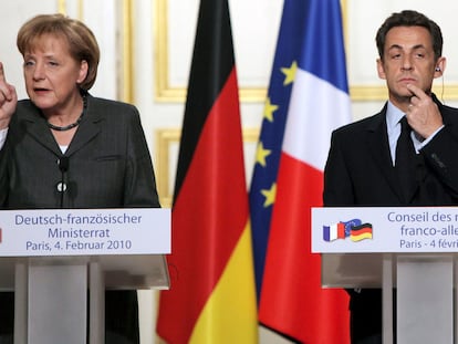 Angela Merkel y Nicolas Sarkozy comparecen ante la prensa tras la cumbre franco-alemana.