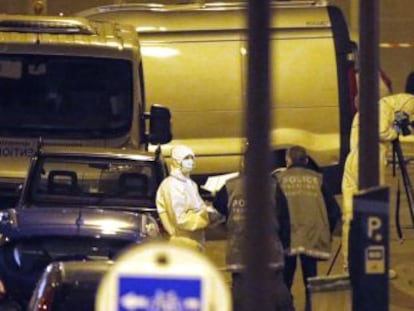 Expertos forenses y policías examinan pruebas en el edificio de Charlie Hebdo.