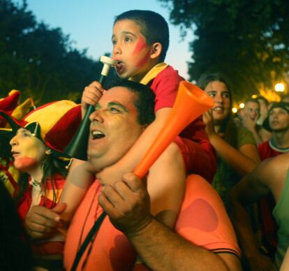 Un padre con su hijo en las celebraciones de la victoria española en las inmediaciones del estadio de Mestalla, en Valencia.
