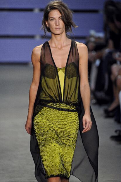 Modelo de Proenza Schouler.