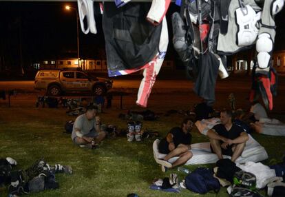 Los corredores descansan tras la tercera etapa del Dakar 2014 entre San Rafael y San Juan, Argentina.