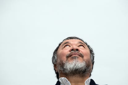 Ai Weiwei, presentando su exhibición en la Kunstsammlung Nordrhein-Westfalen, de Alemania, el año pasado.