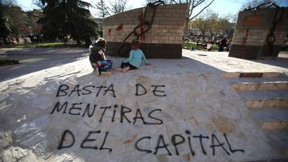 El monumento a la revoluci&oacute;n h&uacute;ngara, en la calle de Budapest.