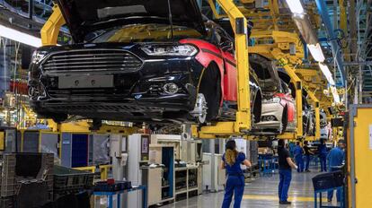 Trabajadores en la planta de Ford en Almussafes (Valencia).