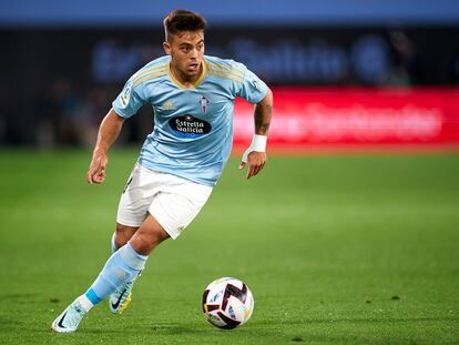 Fran Beltrán en una acción con el balón durante un partido de Liga, en Balaídos.