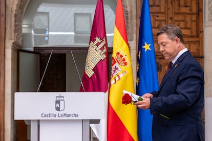 El presidente de Castilla-La Mancha, Emiliano García-Page, este miércoles antes de su declaración institucional, a la que ha llegado con una rosa, que junto al puño conforma el logotipo del PSOE.