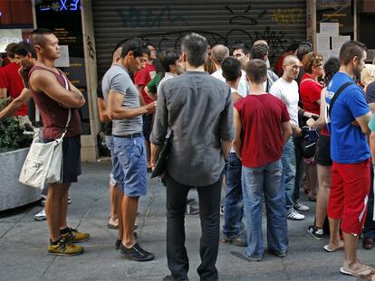 Clientes del Cubos Places Fitness Center, ante el local.