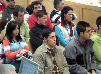 Brahim Moussaten, a la derecha en la segunda fila, junto a su hermano Mohamed durante el juicio.