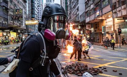 Disturbios en el distrito de Wan Chai, en Hong Kong, este lunes.
