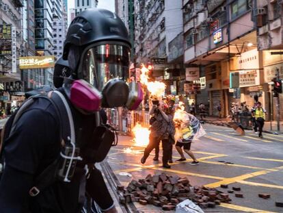 Disturbios en el distrito de Wan Chai, en Hong Kong, este lunes.
