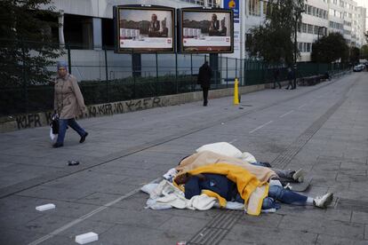 Migrantes sin hogar duermen en la calle en París, Francia, este miércoles. El primer ministro francés, Edouard Philippe, ha dicho que Francia necesita "retomar el control" de la migración para evitar que este asunto favorezca el auge de la extrema derecha.