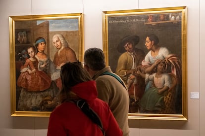 Una pareja mira unos cuadros en el Museo de América, en Madrid.