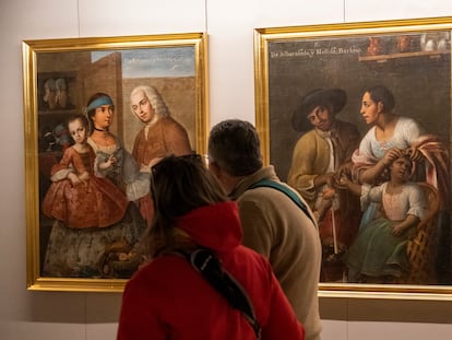 Una pareja mira unos cuadros en el Museo de América, en Madrid.