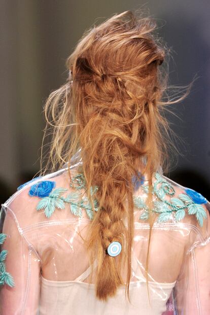 Si estás cansada de trenzas perfectas y quieres aportar un toque hippy a tu look copia esta idea de Holly Fulton.