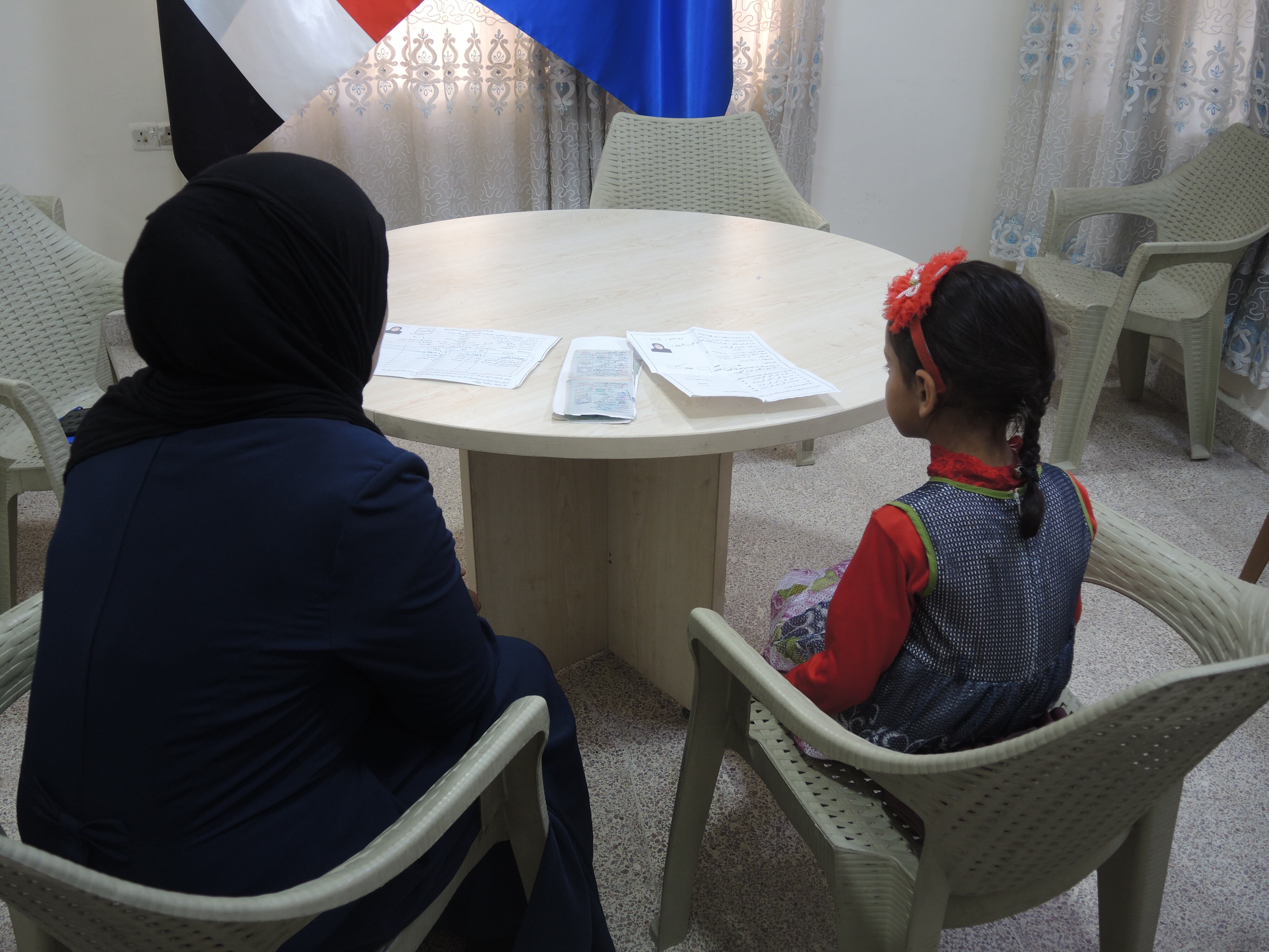 Hawla y su hija Aysha en las oficinas de la Organización Internacional para las Migraciones en Mosul, Irak.