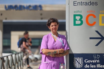 Sonia Sancho, a nurse from Ibiza who is moving to Valdepeñas because of the price of housing, poses at the Can Misses hospital.