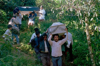 Relatives of those massacred in Acteal carry their coffins, on December 25, 1997.