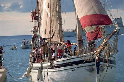 Un barco lleno de piratas durante la semana dedicada a los corsarios en las islas Caimán.