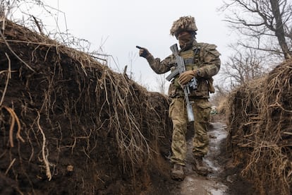 Un soldado ucranio camina en una trinchera en la región de Donetsk (Ucrania), este lunes.