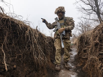 Un soldado ucranio camina en una trinchera en la región de Donetsk (Ucrania), este lunes.